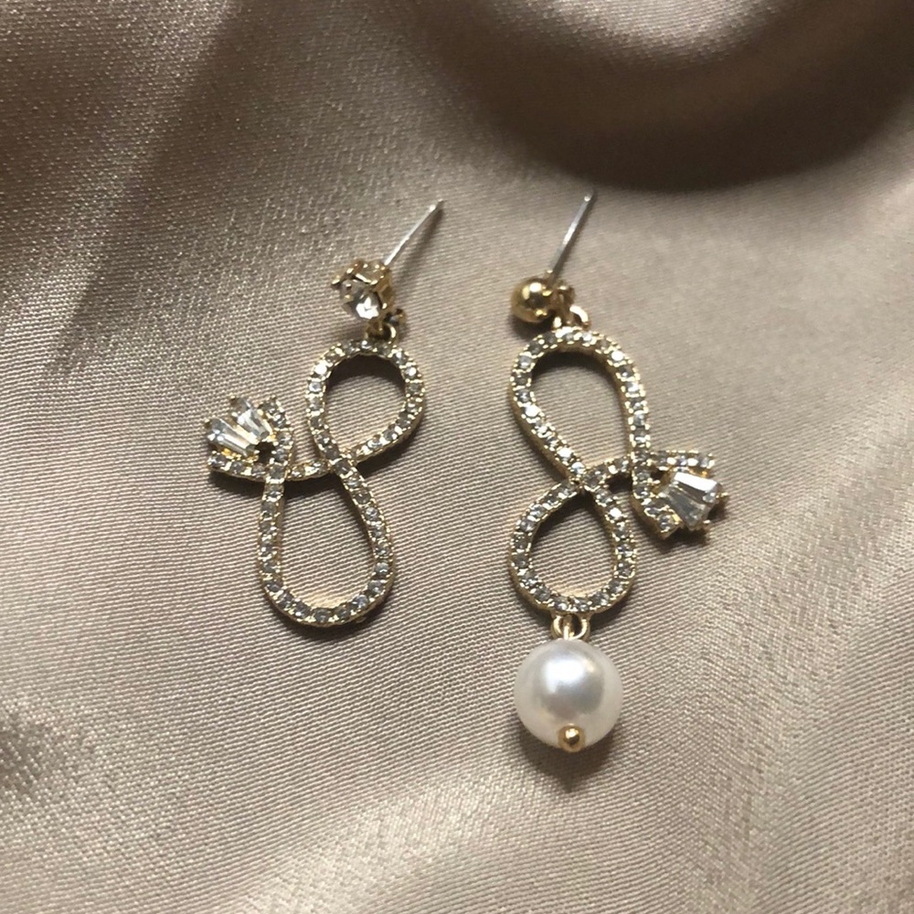 Bow tie earrings with pearl pendent